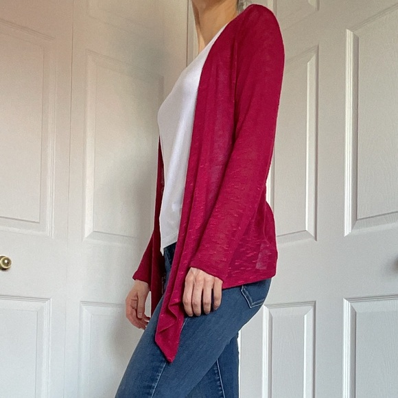 🆕 Ricki’s Raspberry Light Knit Shawl - Picture 2 of 9